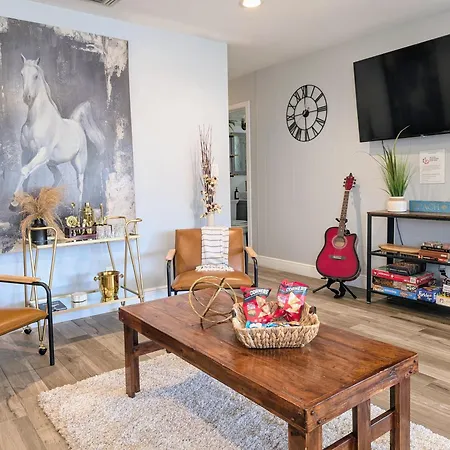 Ranch Style, King Bed, Guitar, Bbq- 1 Dollar Rides To Beach & Downtown